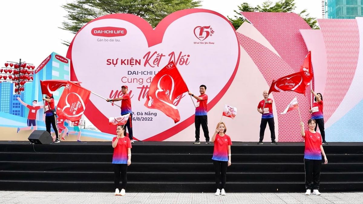 ket-noi-trieu-yeu-thuong-da-nang Thành viên Ban Giám đốc Dai-ichi Life Việt Nam thực hiện nghi thức Rước cờ tại Sự kiện Kết Nối "Dai-ichi Life - Cung Đường Yêu Thương 2022" tại TP. Đà Nẵng